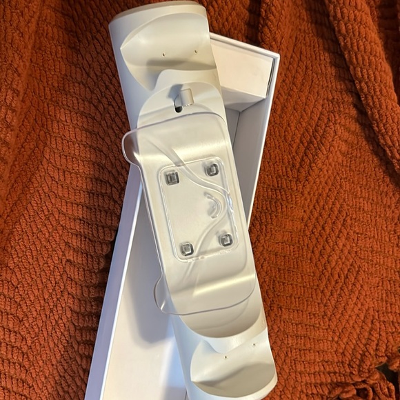 Aolion charging dock for OCU LUS Quest 2. Brand new. Quest two is not included.